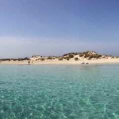 Alquilar un barco en Ibiza y disfrutar del agua cristalina