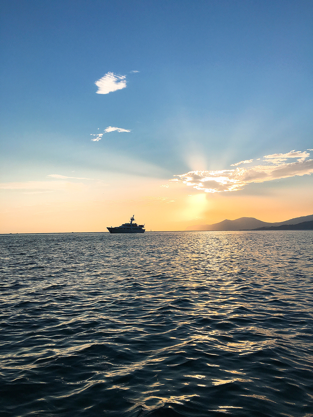 Alquilar un barco en Ibiza y disfrutar de sus puestas de sol incomparables